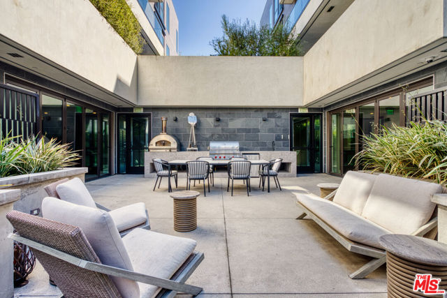 411 S Hamel Road, Los Angeles CA: https://media.crmls.org/mediaz/61435a95-b4e8-4ab0-b217-c8d1b515f07f.jpg