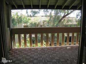 245 Oakleaf Drive, Thousand Oaks CA: https://media.crmls.org/mediaz/61441cba-3367-4c4d-81b9-af5766785ca6.jpg
