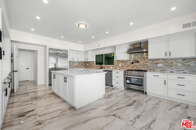 941 Yale Street, Santa Monica CA: https://media.crmls.org/mediaz/61447c85-1f5d-4e28-9434-ca7de35f0f03.jpg