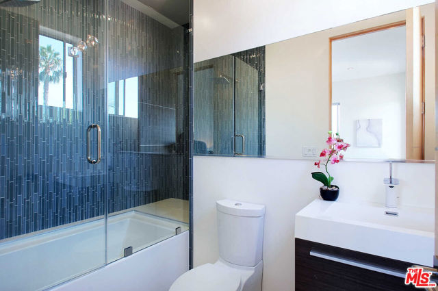 429 N Sweetzer Avenue, Los Angeles CA: https://media.crmls.org/mediaz/61448b5b-0771-4d1b-a08f-5deed04fba91.jpg