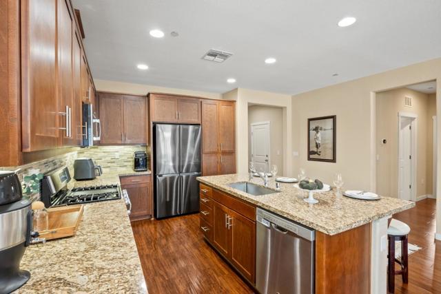 1141 Navigator Drive, Lathrop CA: https://media.crmls.org/mediaz/61451622-7a60-4c56-bb47-31ccd3e79ca1.jpg