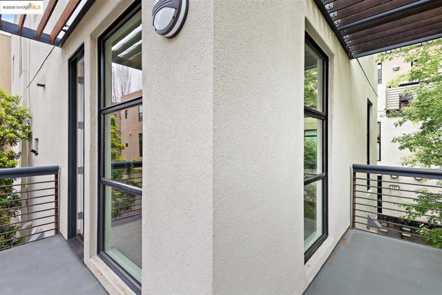 121 City Limits Cir, Emeryville CA: https://media.crmls.org/mediaz/61456eae-e953-4d87-83d7-fc89fa929be0.jpg