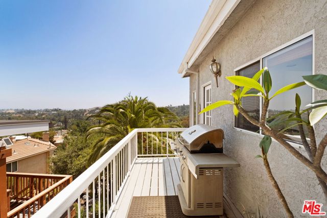 21694 Yucatan Avenue, Woodland Hills CA: https://media.crmls.org/mediaz/61461068-eb1c-47da-aabe-1e34e7136a1e.jpg