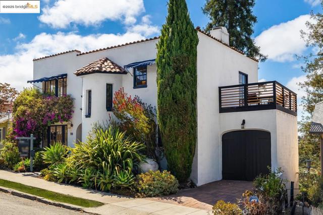 740 Calmar Ave, Oakland CA: https://media.crmls.org/mediaz/61469c12-d214-4016-97a4-045c2571fdd6.jpg