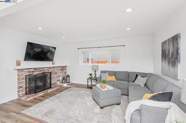 6767 Taffy Ct, Pleasanton CA: https://media.crmls.org/mediaz/6146a573-4fe9-46b9-855a-1fff41ef95f2.jpg