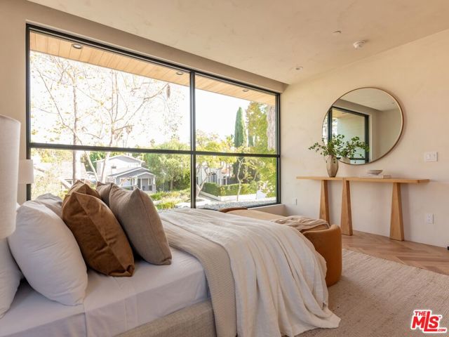 517 N Edinburgh Avenue, Los Angeles CA: https://media.crmls.org/mediaz/6146ed7c-1f68-45ad-be44-e790be57d1a0.jpg