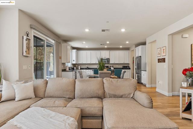 716 Cabada Dr, Brentwood CA: https://media.crmls.org/mediaz/61479ee4-f421-40ff-acc8-6fe106d7346f.jpg