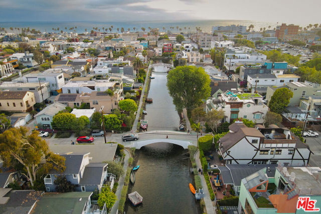 416 Carroll Canal, Venice CA: https://media.crmls.org/mediaz/6147bf43-1341-4268-8da9-2d666b21ecee.jpg