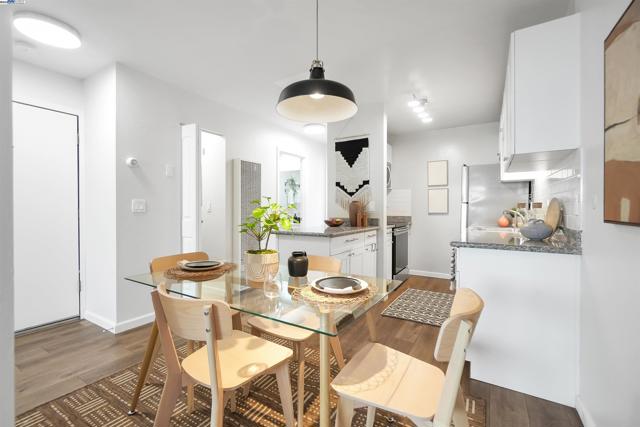 2562 Walnut Blvd, Walnut Creek CA: https://media.crmls.org/mediaz/6147fbaa-297e-4a10-a286-9ebefc160b9e.jpg