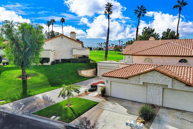 285 Desert Falls E Drive, Palm Desert CA: https://media.crmls.org/mediaz/61480276-2458-4a46-a3f7-61730a90e99c.jpg