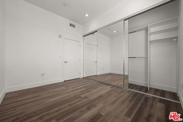 1215 S Bedford Avenue, Los Angeles CA: https://media.crmls.org/mediaz/6148ad75-b68b-4664-8718-ca7c350d9061.jpg