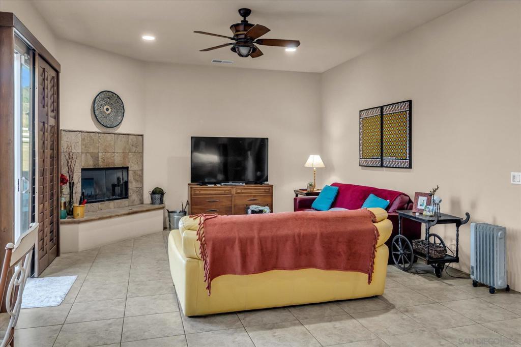 https://media.crmls.org/mediaz/61493c8c-2f20-4c26-be10-67a32b6c5d4a.jpg?preset=X-Large