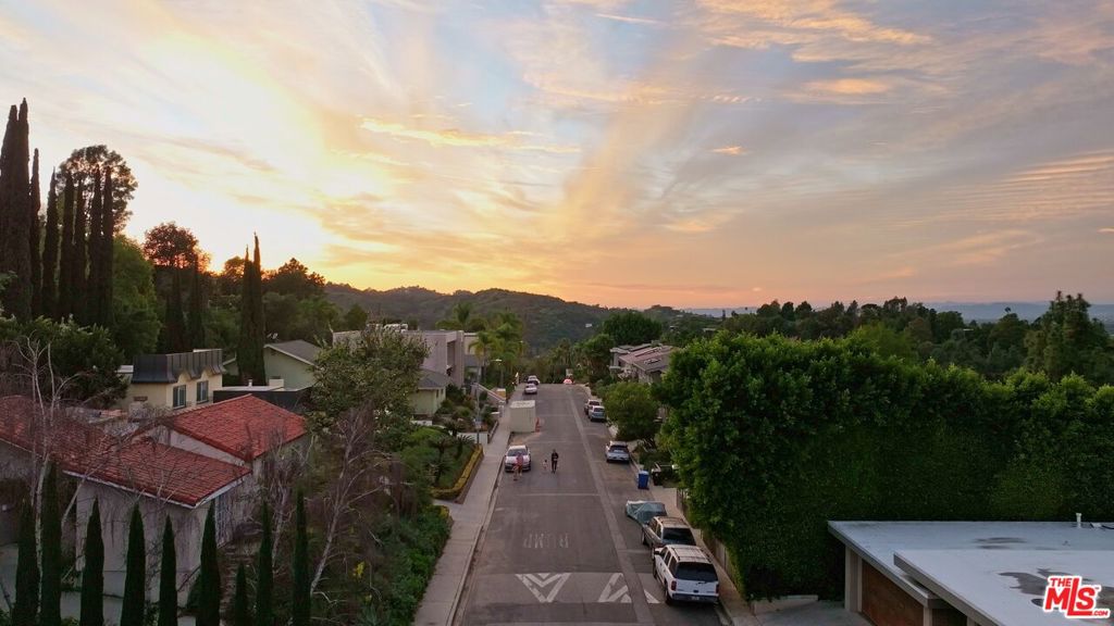 https://media.crmls.org/mediaz/61496ab0-b7e8-4fe0-b22b-a8df4b734b31.jpg?preset=X-Large