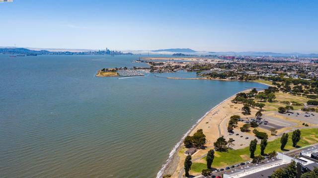 1001 Shoreline Dr, Alameda CA: https://media.crmls.org/mediaz/614980c4-acfd-4a81-83b0-79f8ce6607df.jpg