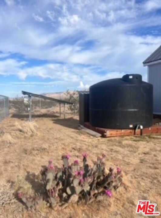 5840 White Feather Road, Joshua Tree CA: https://media.crmls.org/mediaz/614a2d91-57e1-49f1-8e1a-d98d5c9787ad.jpg