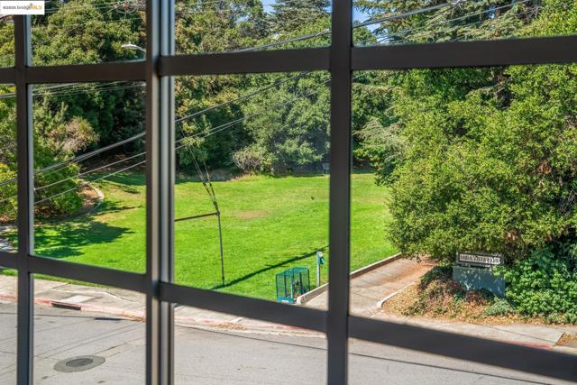 515 Mount St, Richmond CA: https://media.crmls.org/mediaz/614a45d5-e730-4dd6-88e4-564de1e09f71.jpg