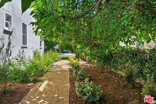 913 N Clybourn Avenue, Burbank CA: https://media.crmls.org/mediaz/614ac097-a9a4-4a51-92fb-8cc49db96c14.jpg