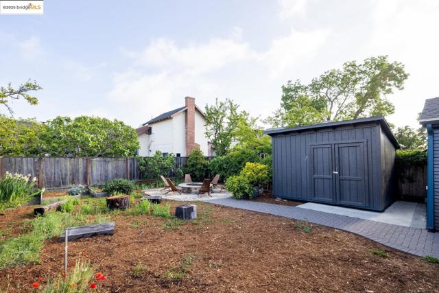 1334 Derby St, Berkeley CA: https://media.crmls.org/mediaz/614b0a9d-fb17-4107-b378-fbbb28695df9.jpg