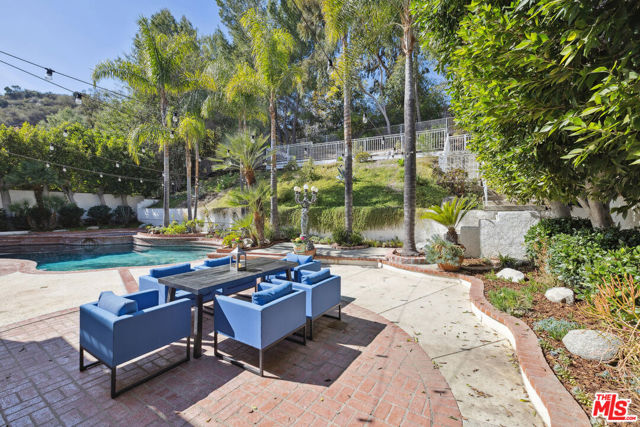 4415 Dulcinea Court, Woodland Hills CA: https://media.crmls.org/mediaz/614b2b43-18e1-44c6-999f-6818656c9a6c.jpg