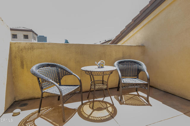286 N Madison Avenue, Pasadena CA: https://media.crmls.org/mediaz/614bcfc4-a62d-446c-9312-982290dd312c.jpg