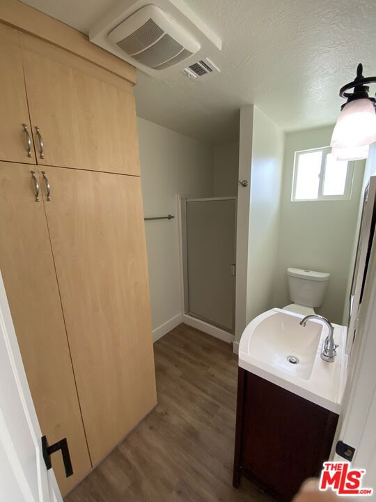 1837 N Brighton Street, Burbank CA: https://media.crmls.org/mediaz/614c480a-61a9-42e6-886b-8d64c44e7fdb.jpg