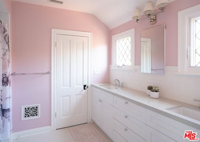 10736 Le Conte Avenue, Los Angeles CA: https://media.crmls.org/mediaz/614d7570-2644-4cad-adf2-6dc44616b143.jpg