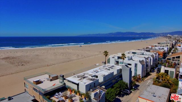 5205 Ocean Front Walk, Marina del Rey CA: https://media.crmls.org/mediaz/614db376-24d0-4212-9cad-a722bd5bbd3f.jpg