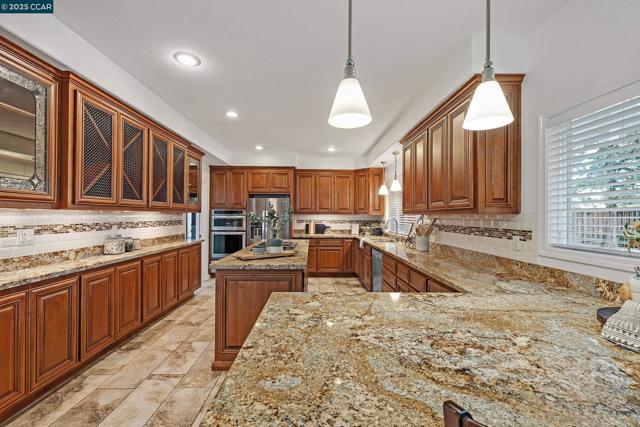 1340 Breakwater Way, Brentwood CA: https://media.crmls.org/mediaz/614db910-923e-4030-b37b-1d10874553d2.jpg