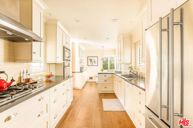 678 Loring Avenue, Los Angeles CA: https://media.crmls.org/mediaz/614e795e-266f-41a9-a7ff-41e9cf5effc9.jpg