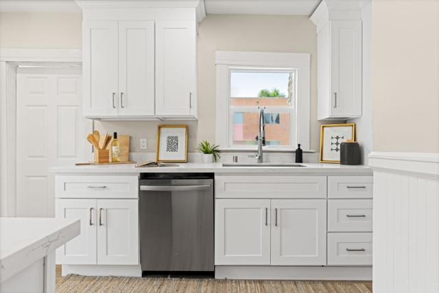 551 53rd Street, Oakland CA: https://media.crmls.org/mediaz/614ea0a8-4700-42ee-8b82-6c32775d3a53.jpg