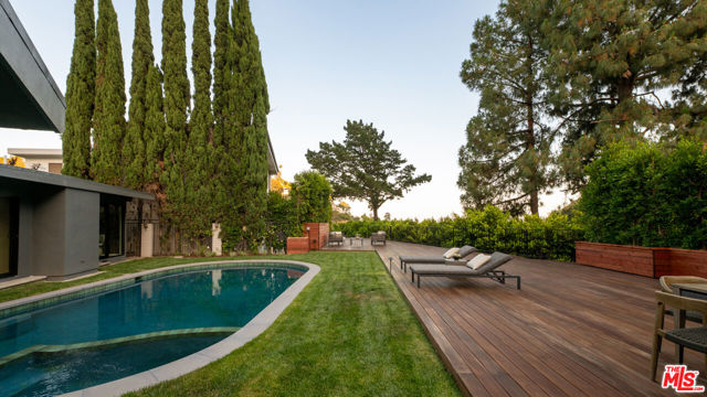 2247 Chelan Place, Los Angeles CA: https://media.crmls.org/mediaz/614ecb12-ed88-4786-8850-8edd0d5f42da.jpg
