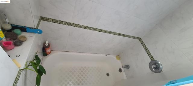 2825 Market St, Oakland CA: https://media.crmls.org/mediaz/614f0bcc-e35d-430b-8f27-d2de7aee2394.jpg
