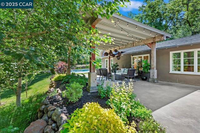 15 Cascade Ln, Orinda CA: https://media.crmls.org/mediaz/614f14fe-6d3c-4d78-a71a-d66737dee793.jpg