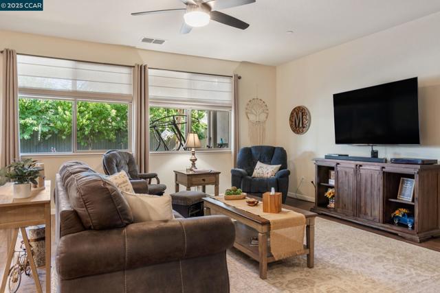 7100 Metcalf Way, Hughson CA: https://media.crmls.org/mediaz/614f24fe-cb79-425e-8b36-6e2280e3faf9.jpg