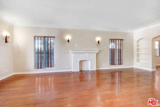 1020 Hi Point Street, Los Angeles CA: https://media.crmls.org/mediaz/614f4819-7b4f-4998-b090-630fb603ef5e.jpg