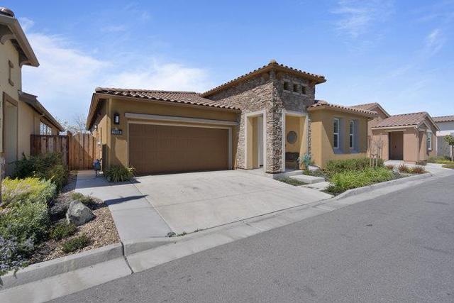 2008 White Oak Drive, Hollister CA: https://media.crmls.org/mediaz/614fb2f5-15cd-4995-983e-04ace86cea5f.jpg