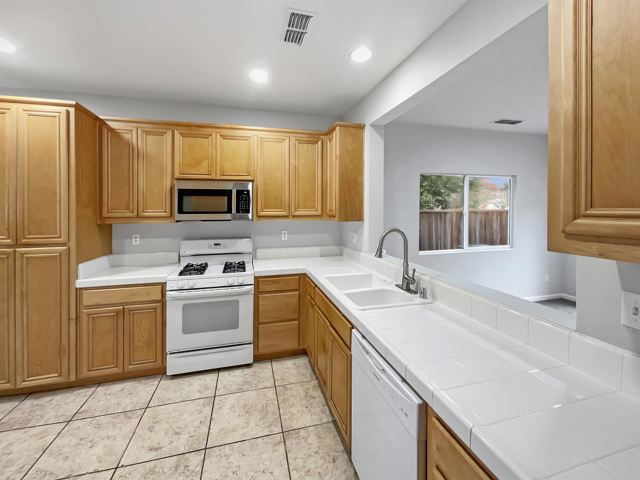 4455 Meadow Valley Cir, Fairfield CA: https://media.crmls.org/mediaz/614fc8f7-47c6-45a1-83ca-4d77f9f2e3bf.jpg