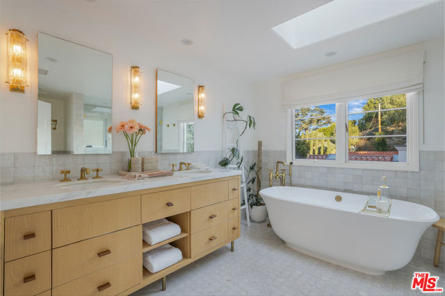 3646 Sunswept Drive, Studio City CA: https://media.crmls.org/mediaz/61505012-e03d-4311-861b-07d0675df2dd.jpg