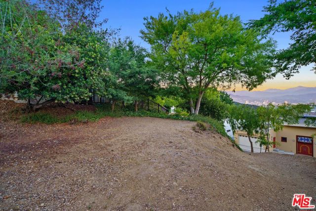 3775 Amesbury Road, Los Angeles CA: https://media.crmls.org/mediaz/6150a561-8535-4eff-8b42-00bac38b3d57.jpg
