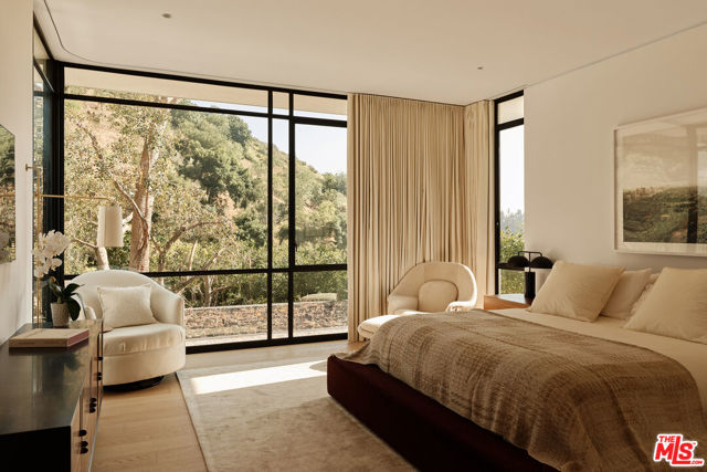 9509 Heather Road, Beverly Hills CA: https://media.crmls.org/mediaz/61515293-a5a8-4a19-b4b5-bc992d831567.jpg