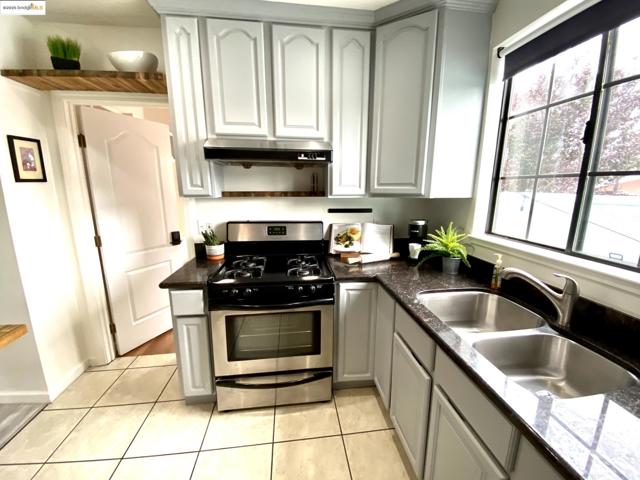 2775 E 21St St, Oakland CA: https://media.crmls.org/mediaz/615152e5-a661-4c44-ba94-8adfd66a804d.jpg
