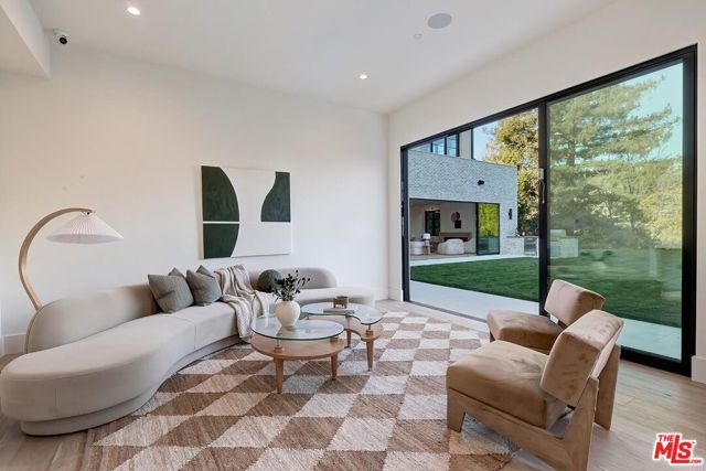 1120 Angelo Drive, Beverly Hills CA: https://media.crmls.org/mediaz/61517e50-0d5d-45e9-a649-7e2ac4a98359.jpg