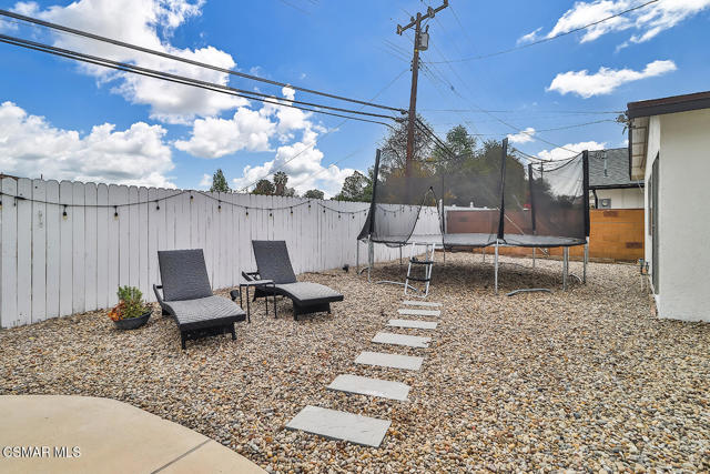 168 E Gainsborough Road, Thousand Oaks CA: https://media.crmls.org/mediaz/6152664e-2597-4b50-8945-7f78245669e2.jpg