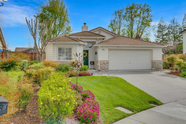 631 Splitrail Ct, Livermore CA: https://media.crmls.org/mediaz/61537d84-09df-41c0-97fe-05d90d2f515c.jpg