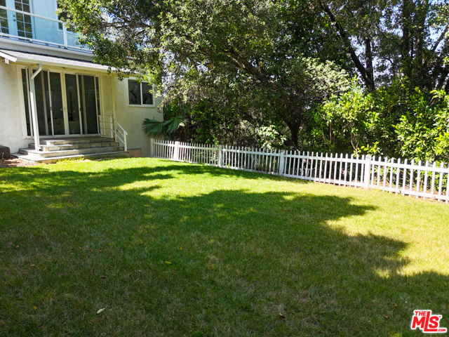 16755 Encino Hills Drive, Encino CA: https://media.crmls.org/mediaz/6153d4c2-c134-4258-97a3-67f51fa0c059.jpg