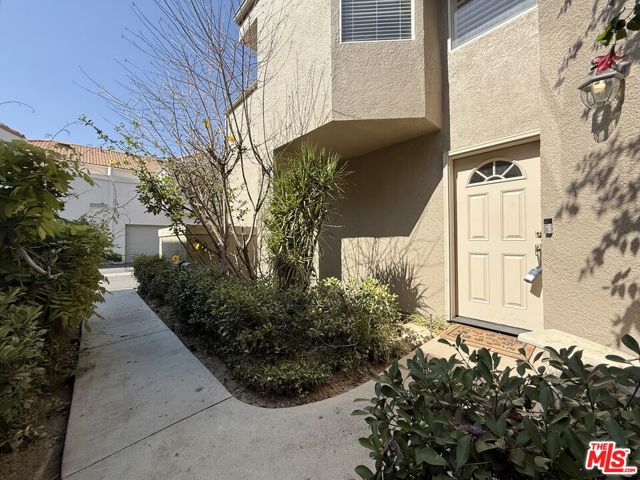22208 Frontier Place, Chatsworth CA: https://media.crmls.org/mediaz/615439c1-72e1-4ae4-b875-534dab278c80.jpg
