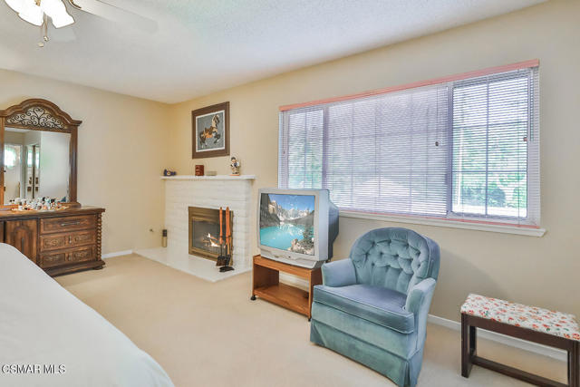 5260 Edgeware Drive, Calabasas CA: https://media.crmls.org/mediaz/6154768b-015d-473e-851d-daa265d21b01.jpg