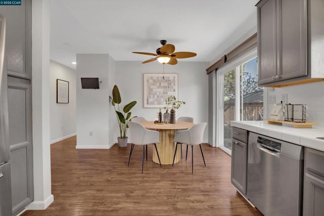 6911 Brentwood Blvd, Brentwood CA: https://media.crmls.org/mediaz/6154f276-c3f8-46a6-b7fd-5443c3f888e8.jpg