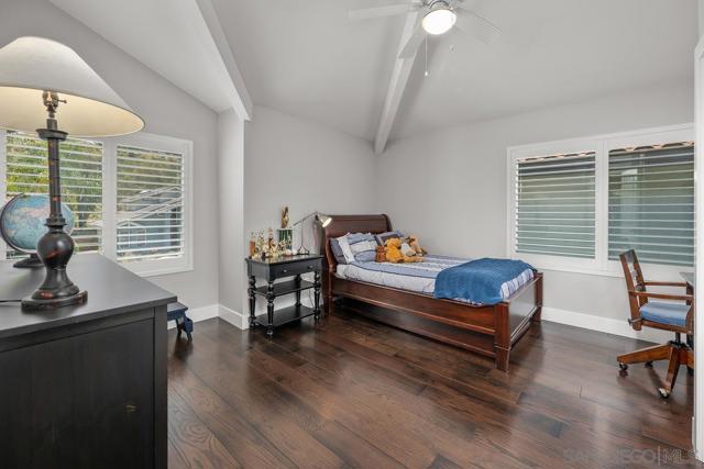 12516 Rougemont Pl, San Diego CA: https://media.crmls.org/mediaz/6155b965-39cf-4f6b-ba2f-0040fbd177dd.jpg