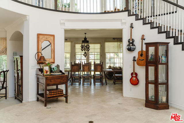 4244 Balcony Drive, Calabasas CA: https://media.crmls.org/mediaz/6155c332-a97c-45f6-b835-326305c5ac9d.jpg